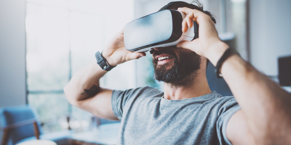 How Virtual Reality is Becoming Mainstream for Marketers [Gifographic]